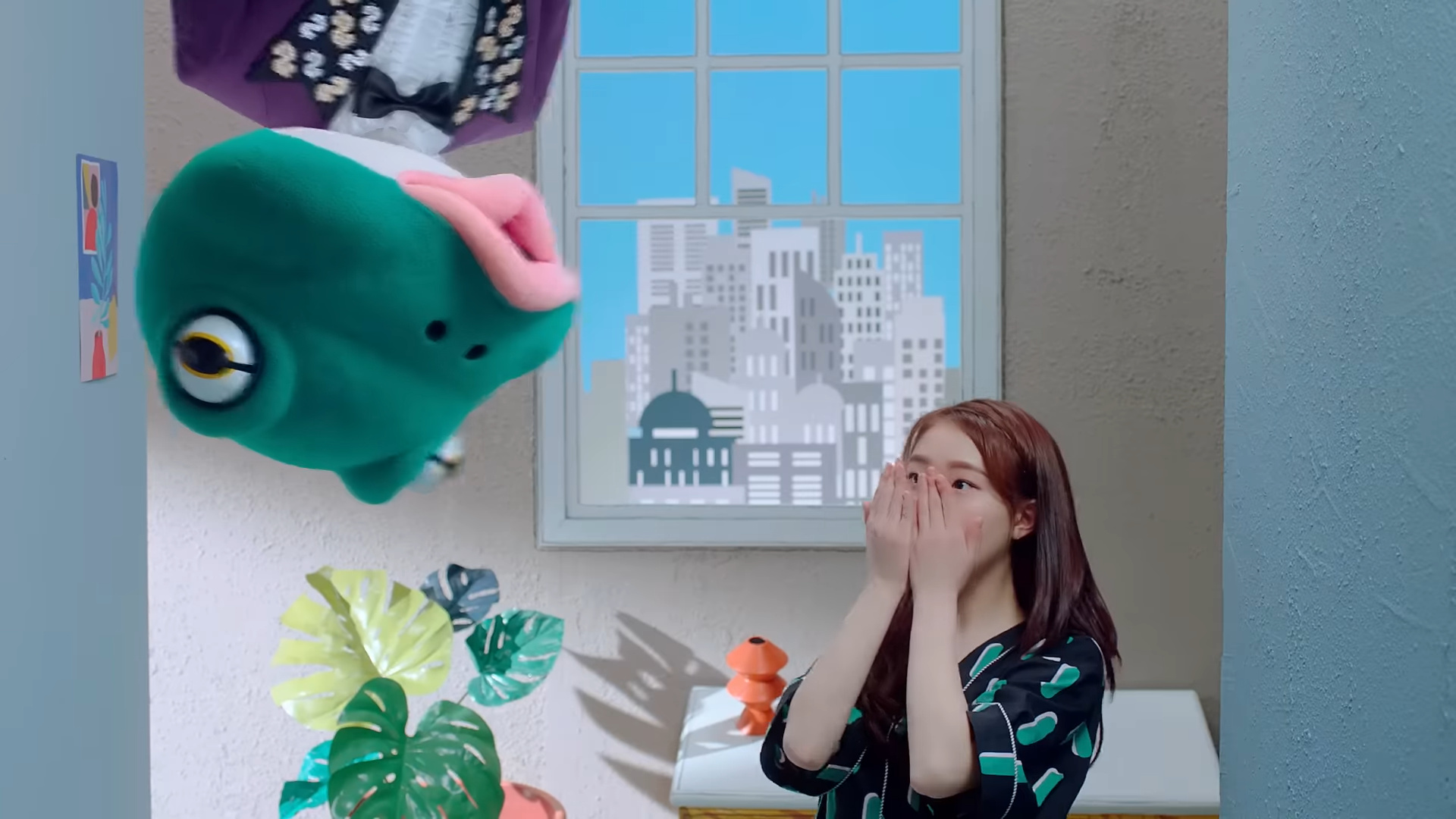 The frog hanging upside down in front of Yeojin.